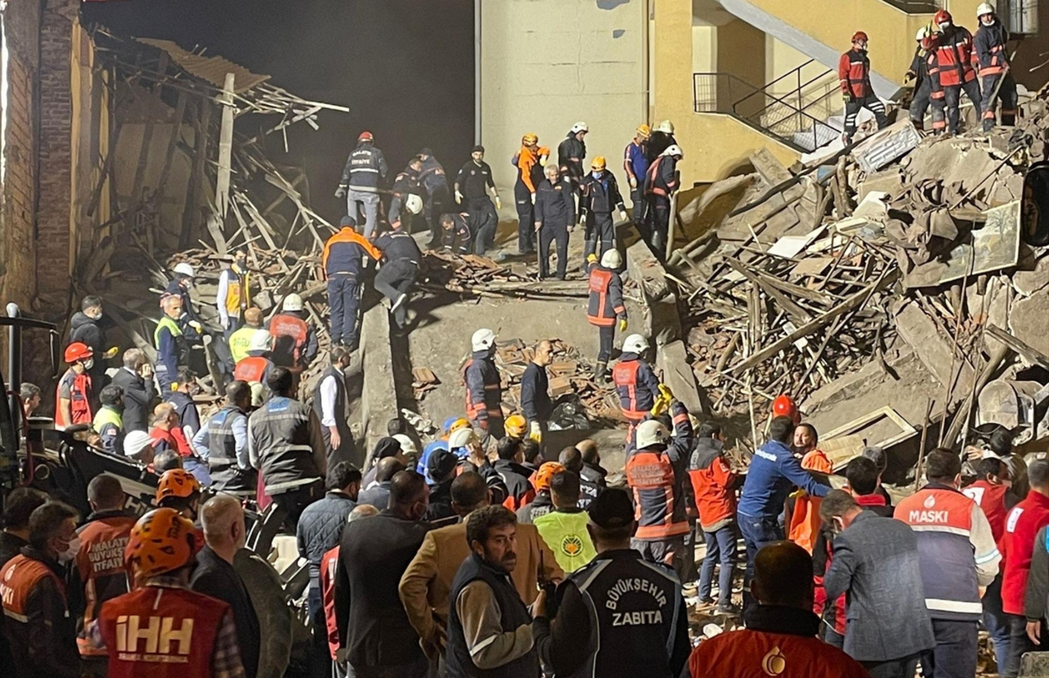 Malatya’da bina çöktü: 13 kişi yaralı kurtarıldı