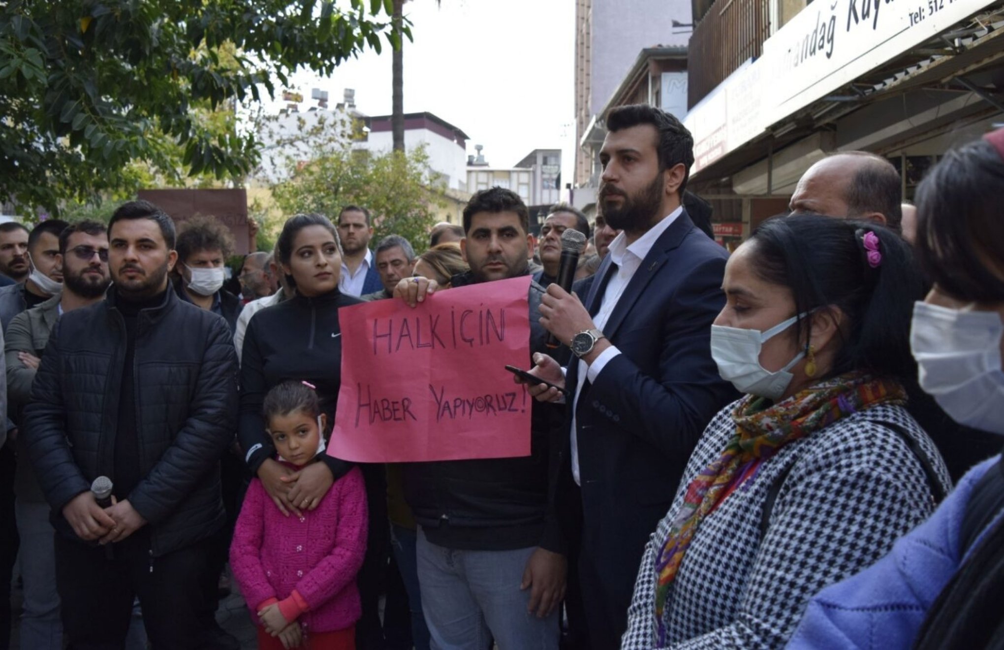 Samandağ’da gazeteciler meslektaşlarına hapis cezasını protesto etti