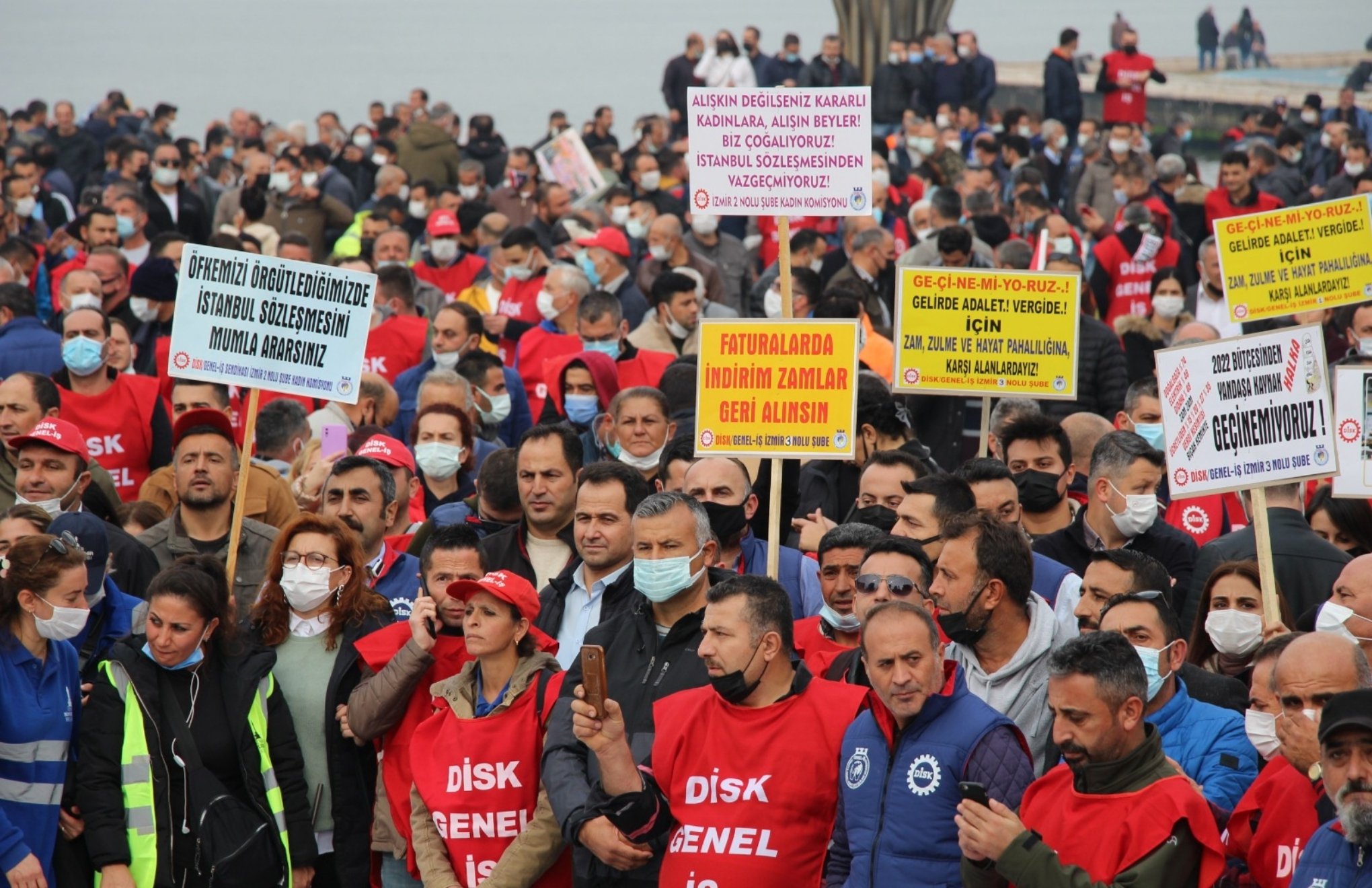 İzmir’de “Geçinemiyoruz” diyen işçiler sokağa çıktı
