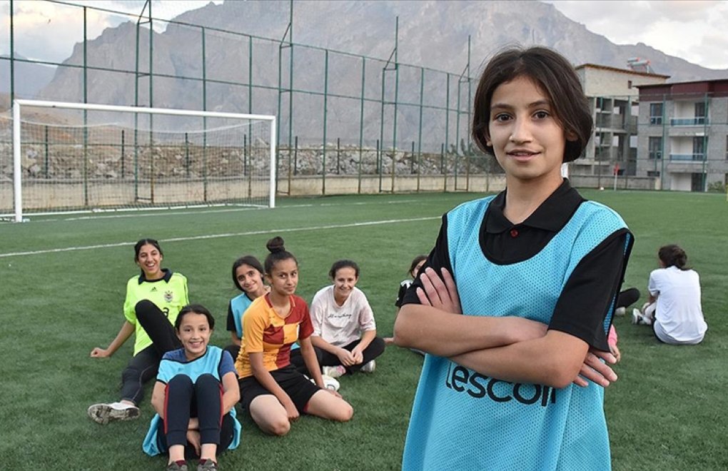 Hakkarigücü kadın futbol takımı kız çocuklarına örnek oldu 