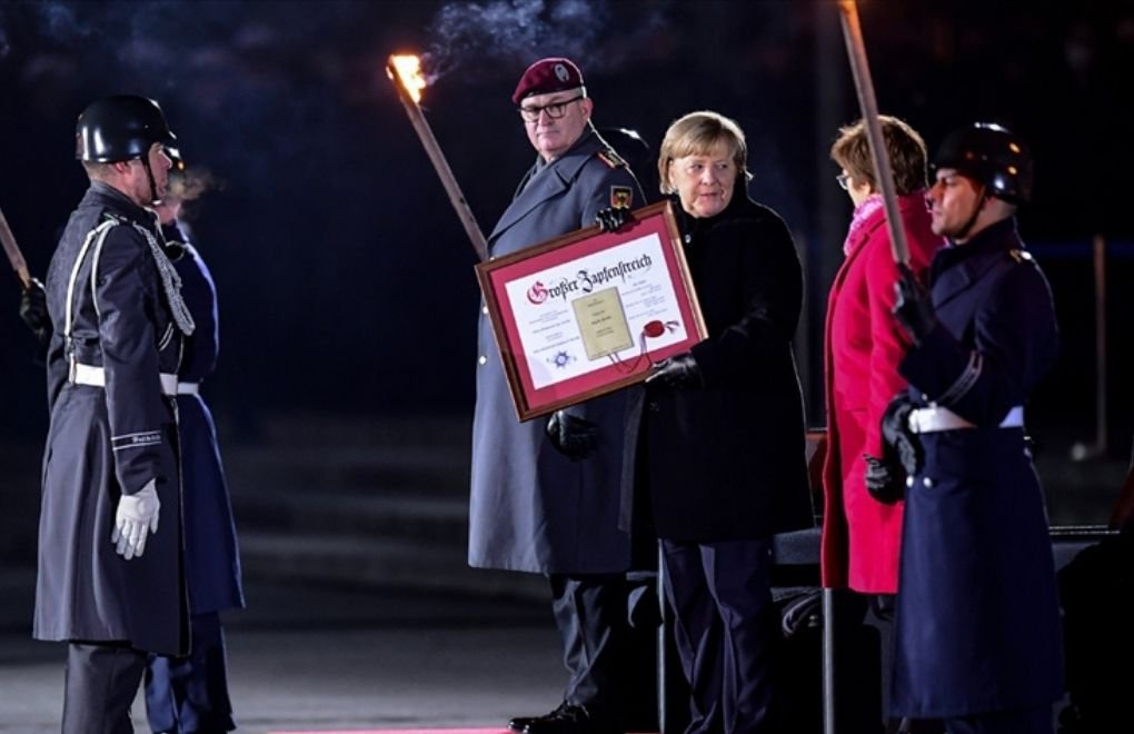 Askeri bando Merkel'i sevdiği şarkılarla uğurladı