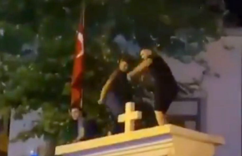 Kadıköy'de kilise duvarının üzerine çıkarak oynayan 3 kişiye dava açıldı