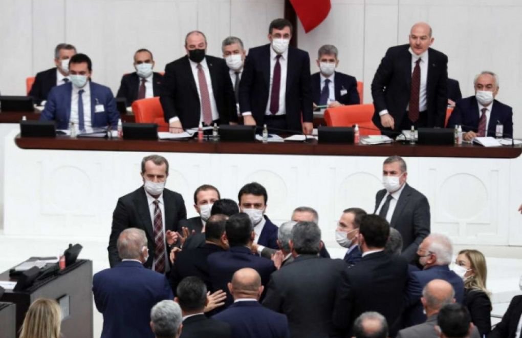 Meclis'te kavga: Bakan Soylu, CHP'li Özel'in üzerine yürüdü