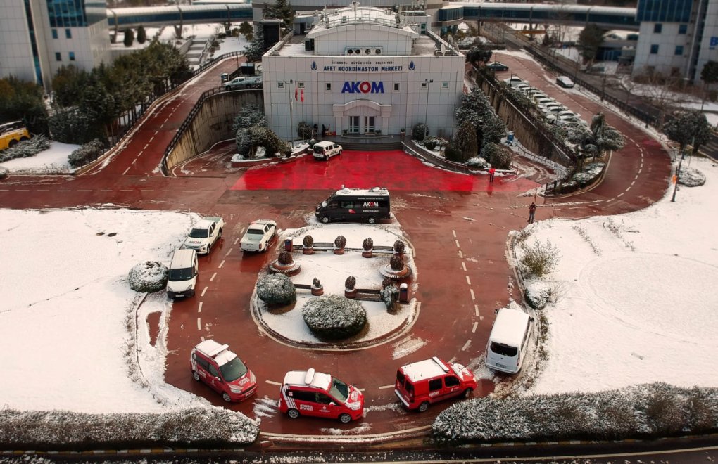 İstanbul’a kar geldi, trafik azaldı