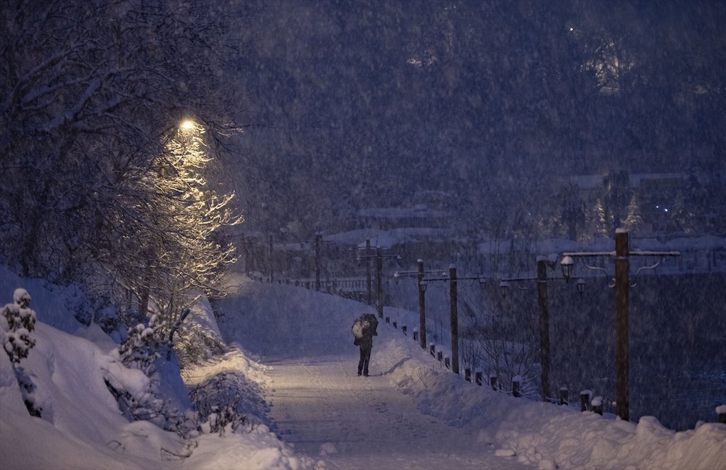 Heavy snowfall across Turkey: Roads closed, flights cancelled