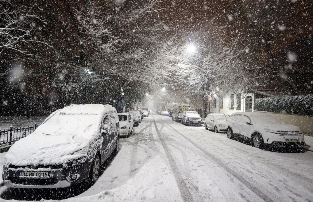 İstanbul hit by heavy snow: Airports and highways closed