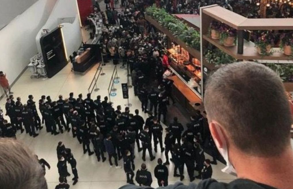 'We need hotel': Tourists protest as many stranded in İstanbul Airport after blizzards