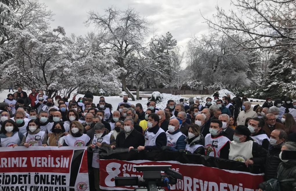 Protesting in front of Parliament, physicians call strike in Turkey on February 8