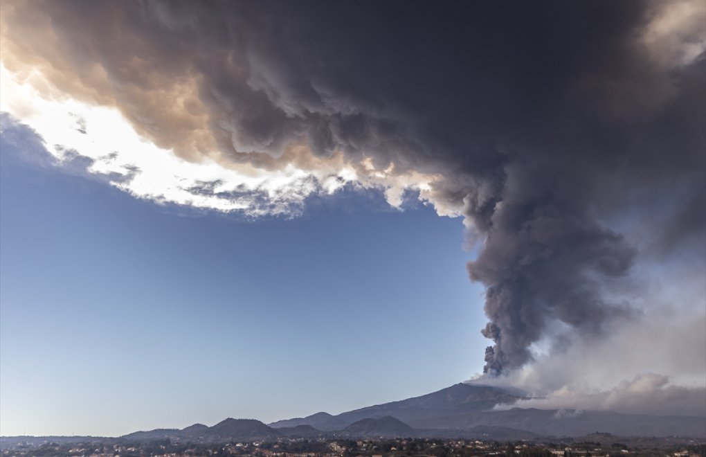 Etna bir ay içinde ikinci kez patladı, küller 12 bin metreye kadar çıktı