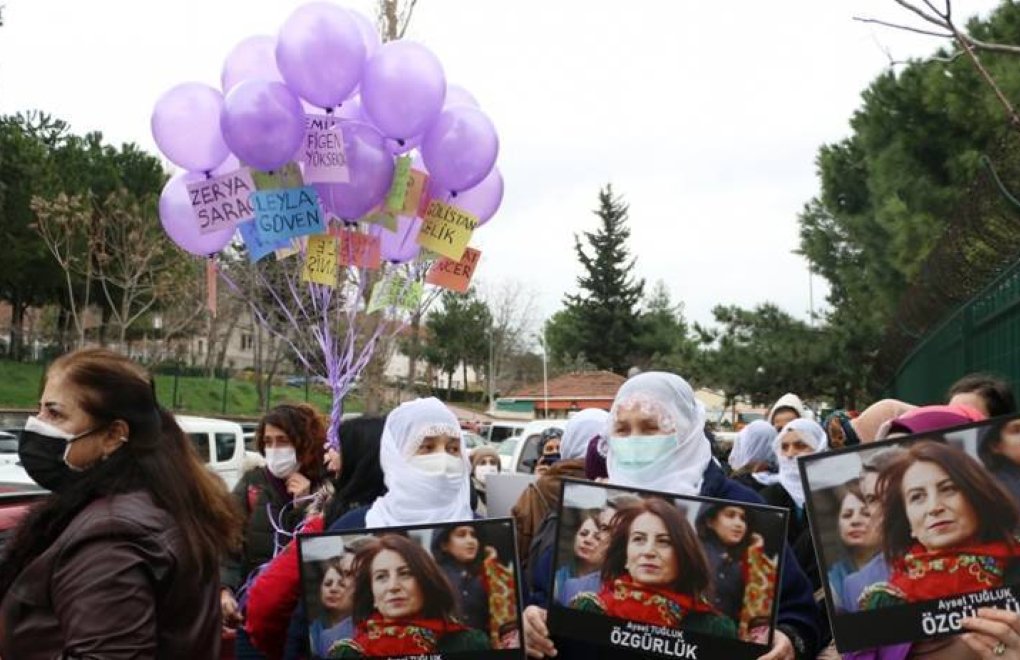 Purple balloons for women prisoners