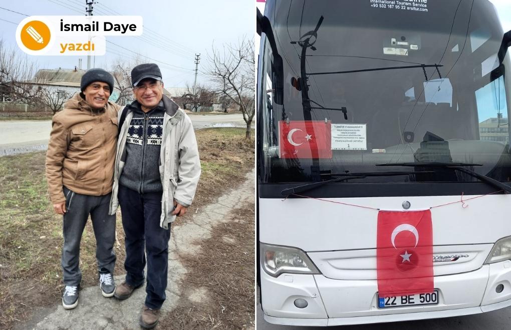 İnsanlar yollarda, İstanbul'a doğru iki otobüs de!