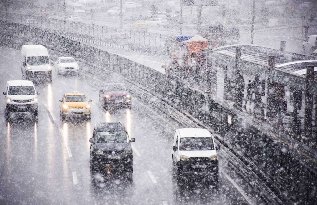 Snowfall in İstanbul: Trucks, articulated lorries banned from traffic