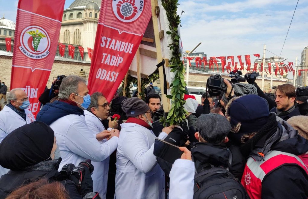 Sağlık emekçileri g(ö)revde: Hekimlere Taksim'de polis müdahalesi