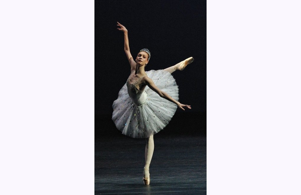 Savaş karşıtı baş balerin Smirnova, Moskova’daki Bolşoy Balesi’nden ayrıldı