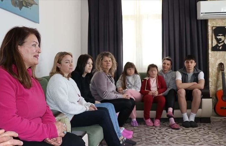 Teacher in southern Turkey hosts 10 refugees from Ukraine at his home