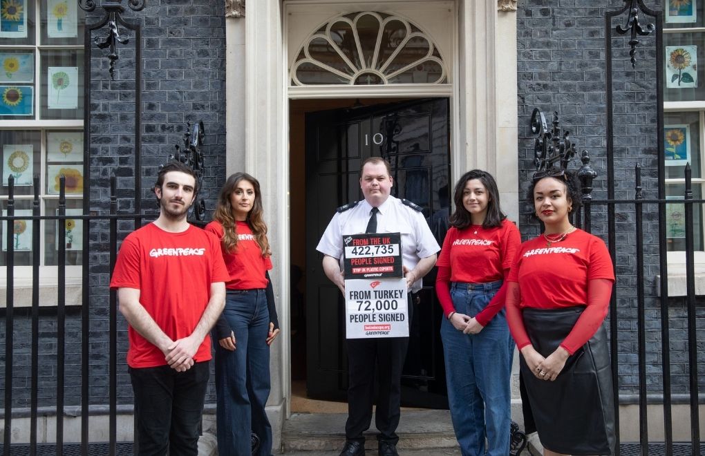 Greenpeace delivers half a million petitions to 10 Downing Street against waste exports to Turkey