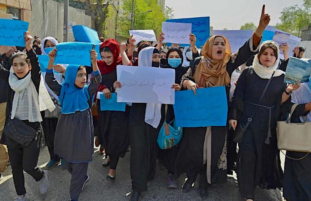 Taliban'ın okul yasağına karşı kadınlar eylemde 