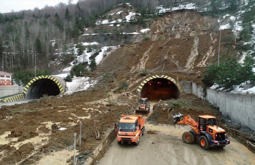 Bolu Dağı’nda heyelan: Tünelde trafik akışı durdu