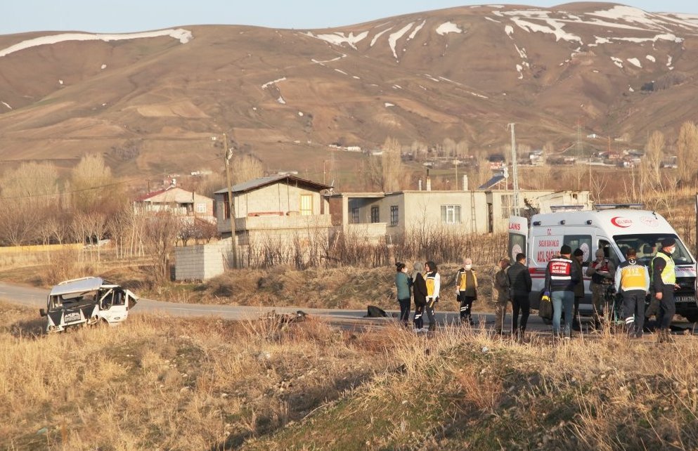 Four killed, 25 injured after refugee van crashes in eastern Turkey