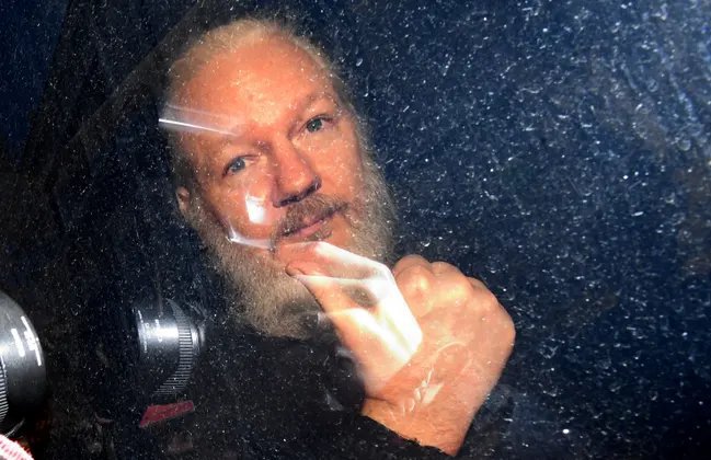 İngiltere'de mahkeme Assange'ın ABD'ye iade edilmesine onay verdi