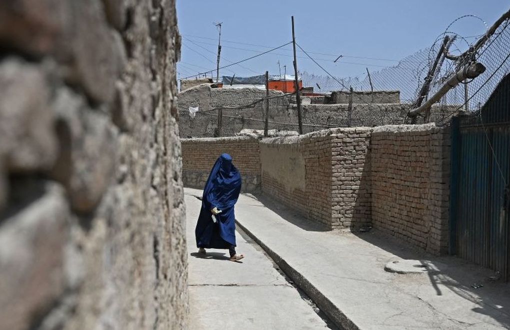 Taliban kadınlara burka giyme zorunluluğu getirdi