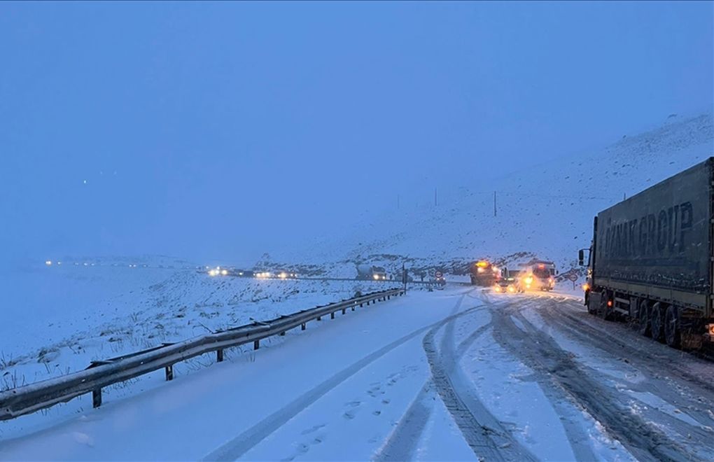 Van'da kar nedeniyle yol trafiğe kapatıldı