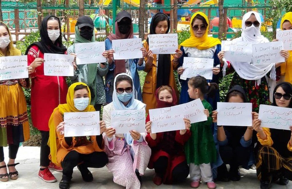 Taliban kadınların televizyona yüzlerini örtmeden çıkmasını yasakladı