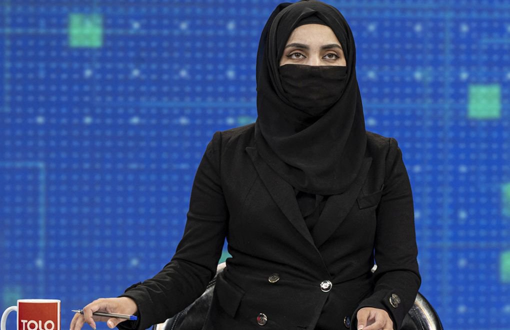 Afganistan’da kadın spikerler  ekrana burkayla çıktı