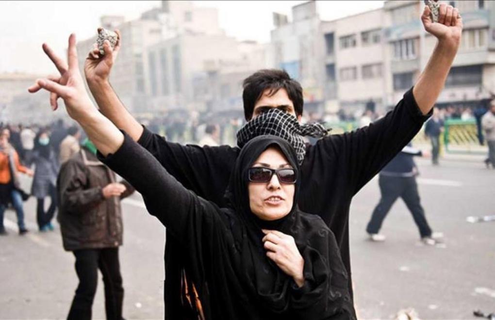 İran’da fahiş fiyatlar ve düşük maaşlar nedeniyle halk sokakta