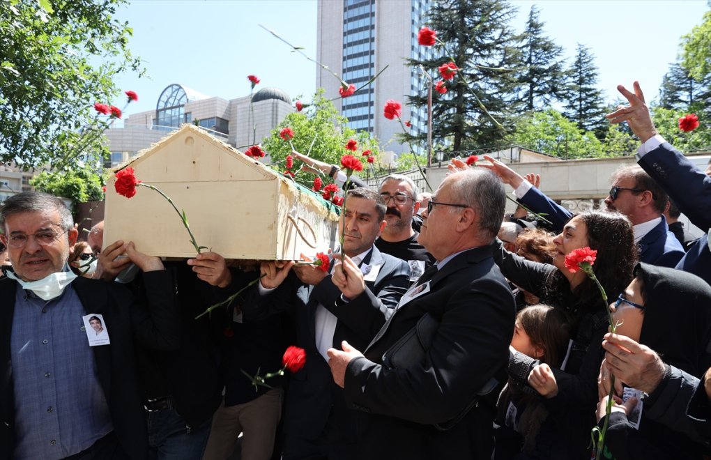 Gazeteci Ali Ekber Ertürk'e Sözcü gazetesi önünde tören