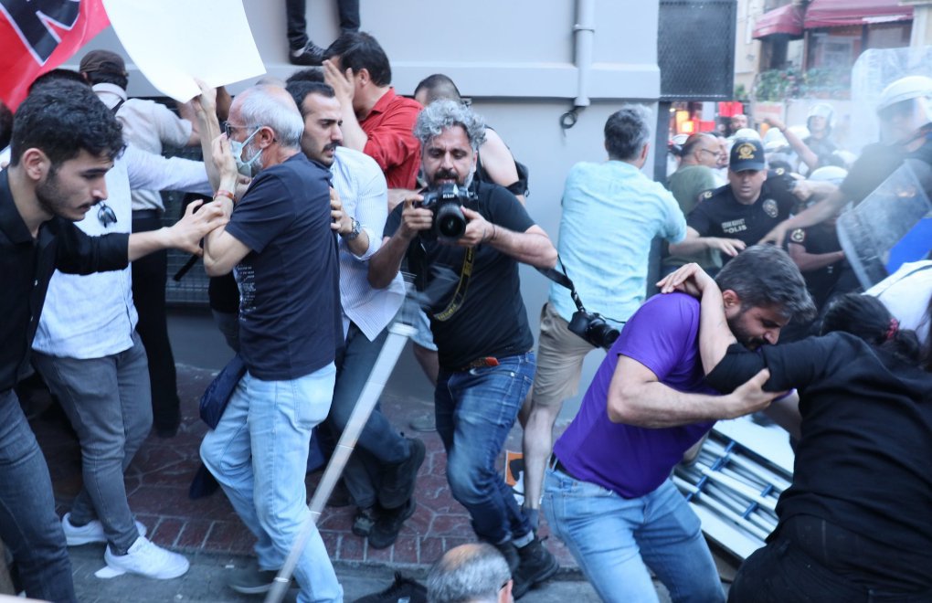 Gezi anmasında gazetecilere darp ve gözaltı vardı