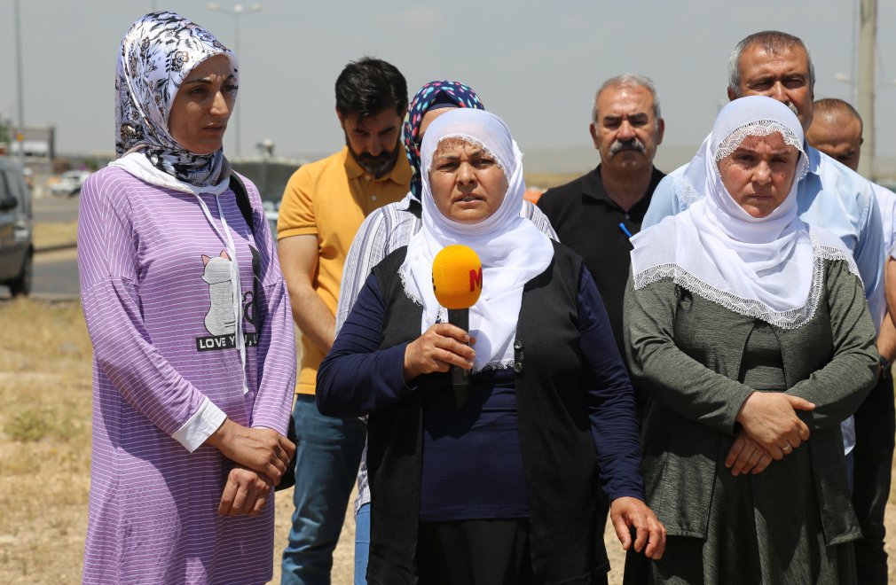 Families of prisoners in front  of Diyarbakır Prison