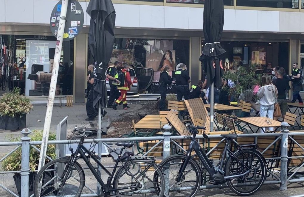 Almanya’da araç kalabalığa daldı: 1 ölü, 30 yaralı