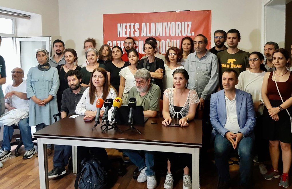 Gazeteciler gözaltındaki meslektaşları için bir araya geldi: Özgür basını susturamazsınız