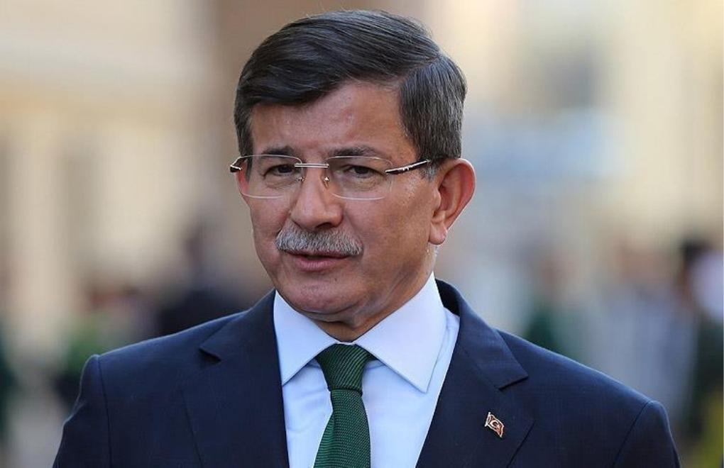 Sur’a giden Davutoğlu protesto edildi: “Evimizi siz yıktınız”