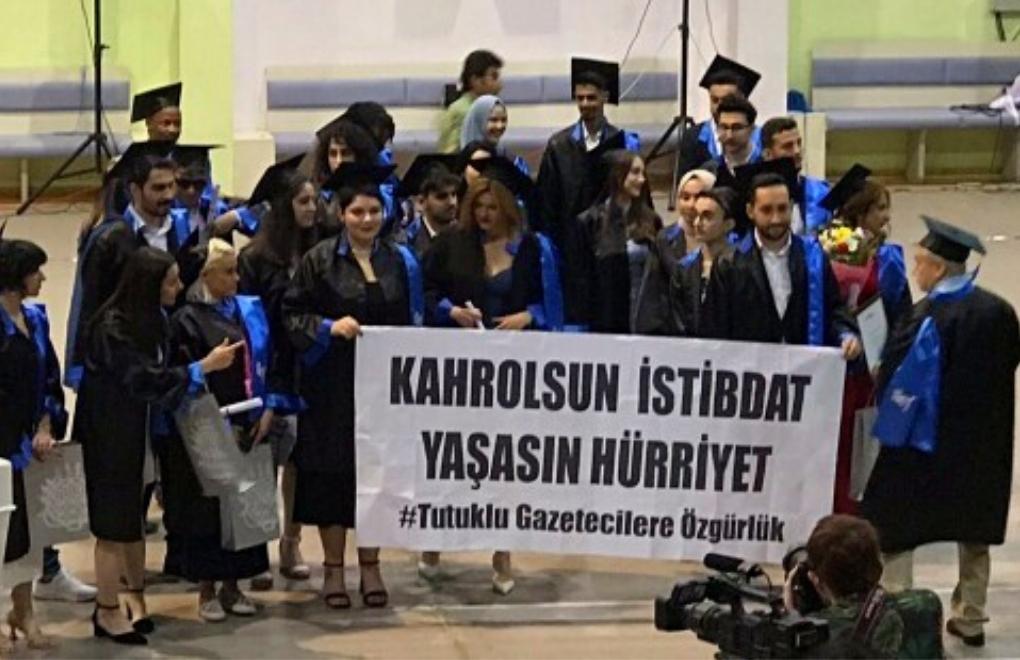 İletişim Fakültesi öğrencileri tutuklu gazeteciler için pankart açtı
