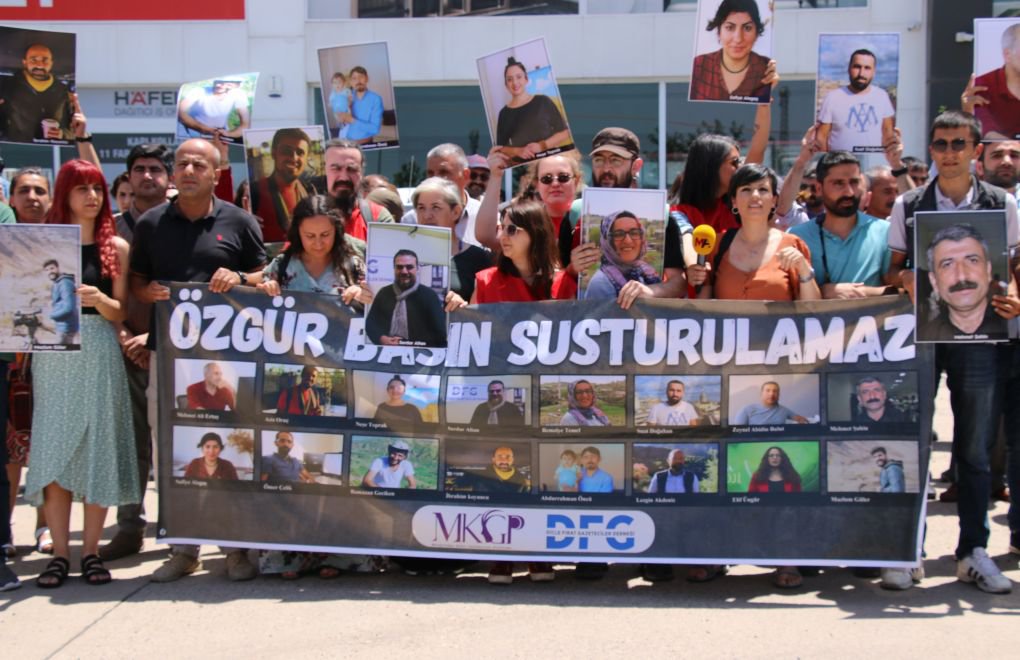In solidarity with their arrested colleagues, journalists traveled to Diyarbakır 