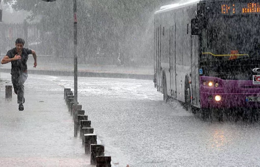 İstanbul'da gece yarısından başlayarak sağanak yağış ve ani su baskını bekleniyor