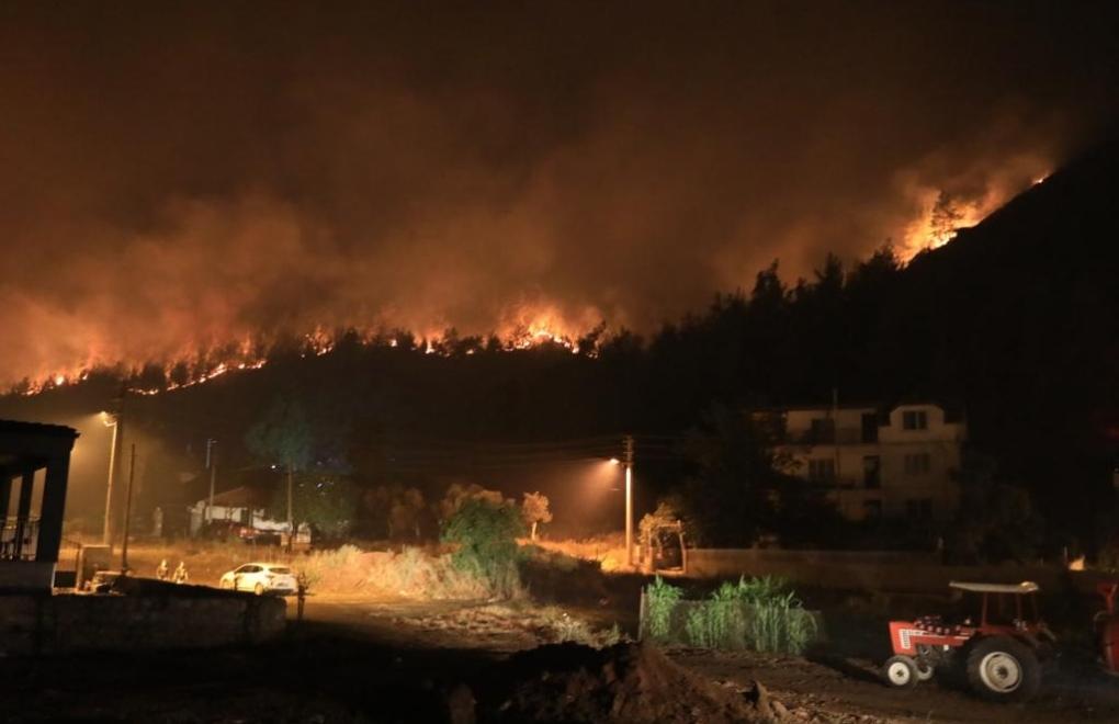 Yangın yerleşim merkezlerine yaklaşıyor, 30 ev tahliye edildi