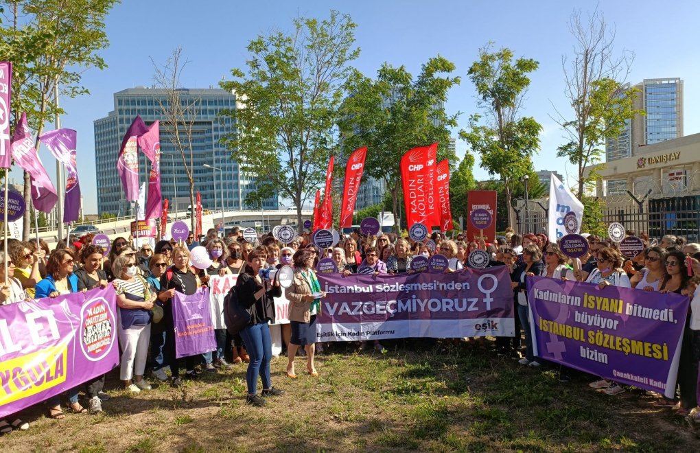 Kadınlar Danıştay'da: "Hayatlarımızı savunmaya geldik"