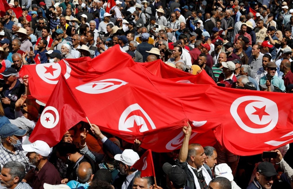Tunus'ta başlıca siyasi güçlerin boykot ettiği Başkanlık Anayasası oylamasında katılım düşük