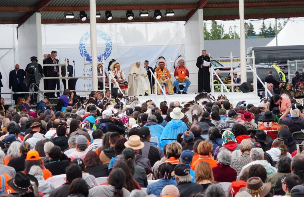 Papa, Kanada'da kilise okullarındaki istismarlar nedeniyle özür diledi