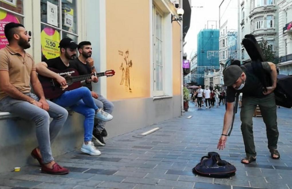 Müzik yapmaları engellenen Kürt sanatçılar İBB önüne gitti
