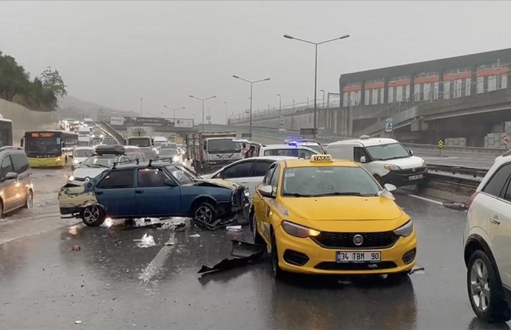 Heavy rain leads to floods, traffic accidents in İstanbul