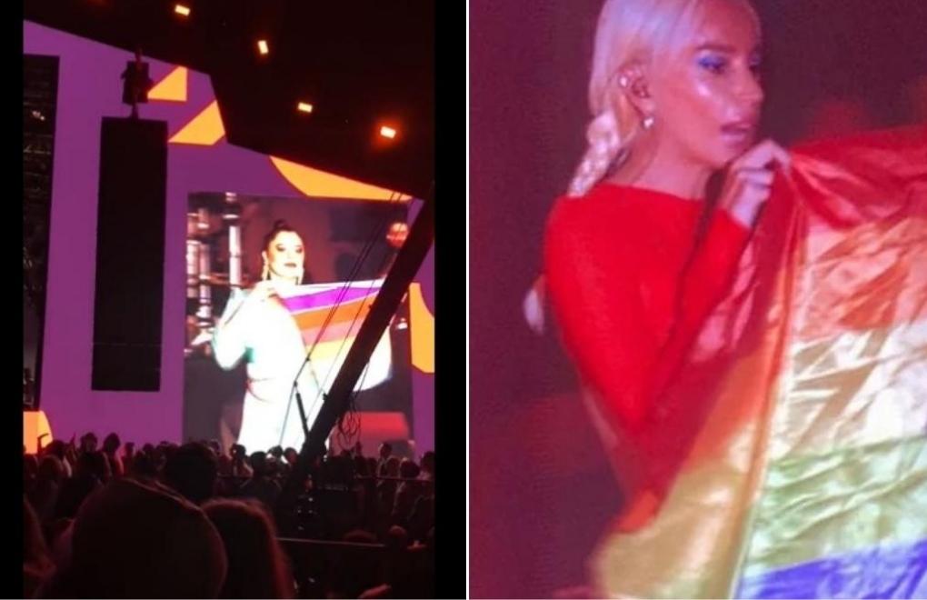 Gülşen’den sonra Reyhan Karaca da sahnede LGBTİ+ bayrağı açtı