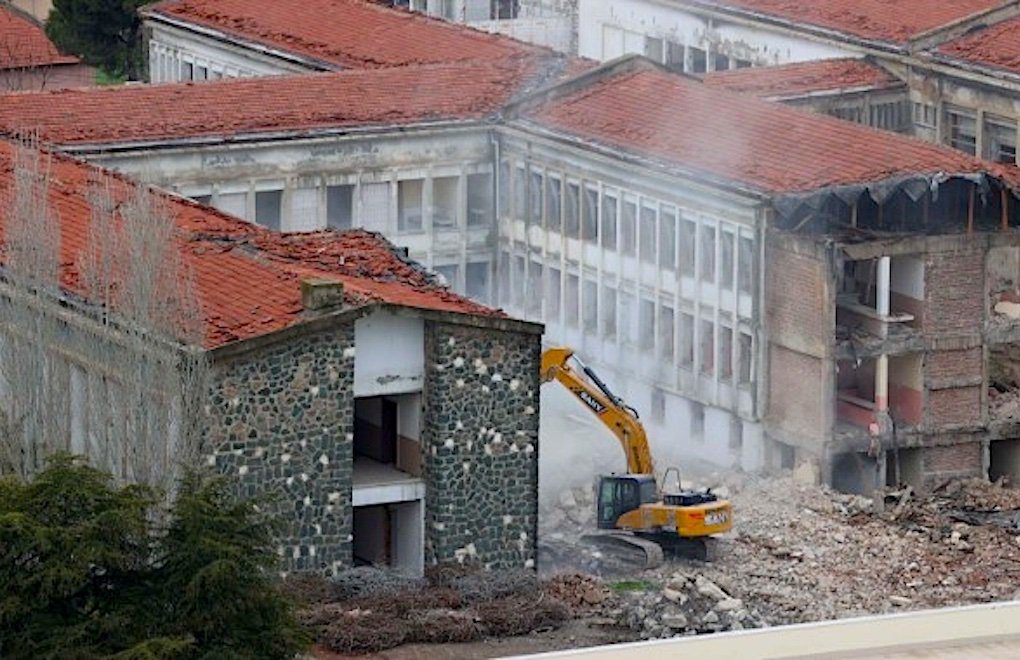 Mahkeme asbestli binanın yıkımını durdurmadı, yıkıldıktan sonra ihaleyi iptal etti  