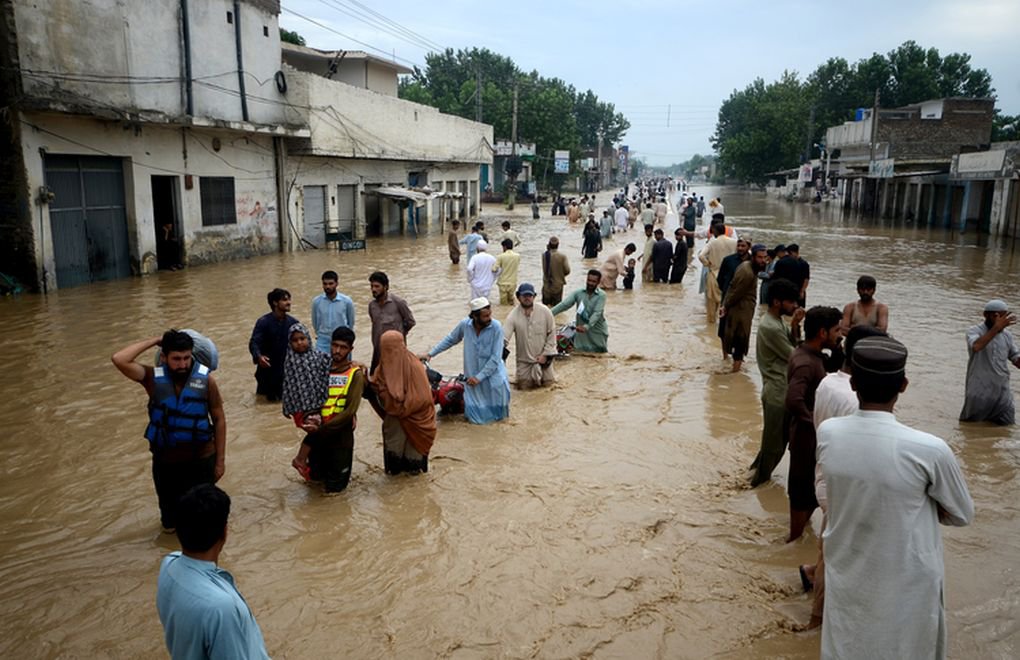 Pakistan'da şiddetli yağışlar nedeniyle ölenlerin sayısı 1033'e çıktı
