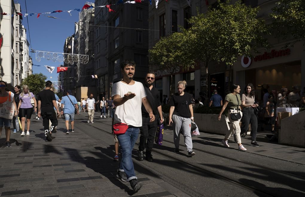 Ateş Alpar “Taşın Evrensel Tarihi” performansıyla İstanbul sokaklarındaydı