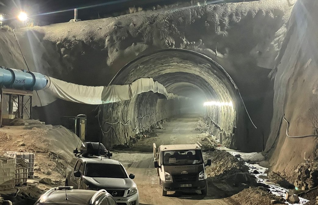 Van'da inşaatı süren tünelde göçük: İki işçi hayatını kaybetti