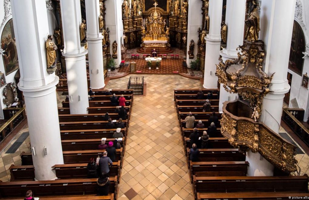 Alman Katolik Kilisesi, eşcinsellerin kilisede çalışmasını onayladı